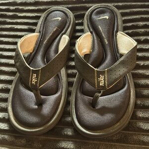 11 Nike Black & Silver Soft Insole Sandals, Women's Flip Flips GUC